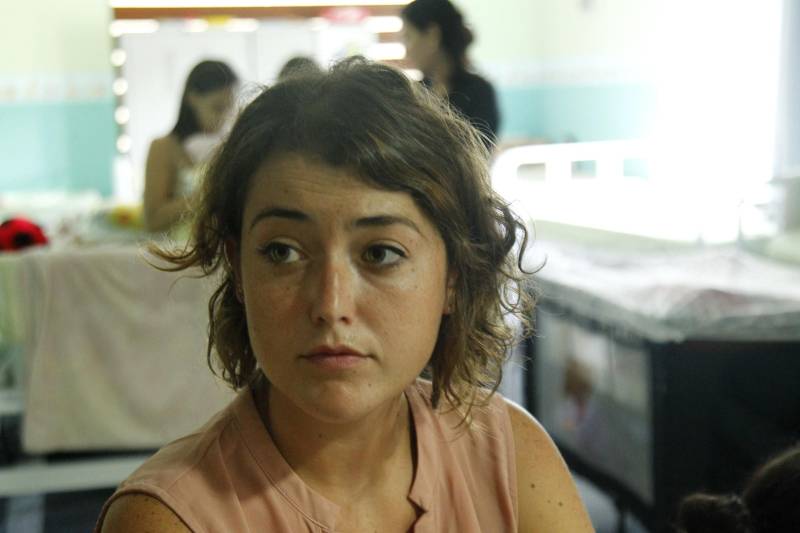 A detenta Tayná Martins, de 22 anos, que precisou entregar sua filha de 11 meses para a avó da criança. Ela é uma das 12 mulheres que cumprem pena na Unidade Materno Infantil (UMI), espaço criado pela Susipe, em março de 2013, para oferecer um tratamento mais humanizado às detentas que ingressaram no presídio gestantes ou engravidaram durante o cumprimento da pena. Uma equipe do programa Profissão Repórter, da TV Globo, acompanhou todo o processo de separação entre Tayná e sua bebê, dentro da Unidade Materno Infantil. A repórter Mayara Teixeira (foto) e sua equipe ficaram uma semana na unidade, acompanhando e registrando todo o processo de separação de mãe e filha.
FOTO: AKIRA ONUMA / ASCOM SUSIPE
DATA: 16.05.2018
BELÉM - PARÁ <div class='credito_fotos'>Foto: Akira Onuma / Ascom Susipe | <a href='/midias/2018/originais/01a6116b-79e5-4c2d-b432-1ed7dd81d5f1.jpg' download><i class='fa-solid fa-download'></i> Download</a></div>