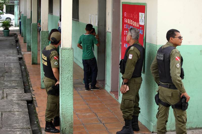 Trinta e oito agentes de segurança pública do Estado participam, no Instituto de Ensino de Segurança Pública do Pará (Iesp), de um curso de especialização da Companhia Independente de Policiamento Escolar (Cipoe). A capacitação começou no dia 26 de fevereiro e vai até 23 de março, com aulas de segunda a sexta, nos turnos da manhã e tarde. Os agentes de segurança estão sendo treinados para atuar na segurança junto às comunidades escolares do Estado. Este é o segundo curso que acontece para a qualificação do policiamento escolar do Comando de Policiamento Especializado, através da Companhia Independente de Policiamento Escolar (Cipoe). O primeiro foi em 2017, e qualificou 40 policiais. Na foto, policiamento na escola estadual Dom Pedro II.
FOTO: SIDNEY OLIVEIRA / AG. PARÁ
DATA: 13.03.2018
BELÉM - PARÁ <div class='credito_fotos'>Foto: Sidney Oliveira/Ag. Pará | <a href='/midias/2018/originais/01ab8eee-9e79-459f-bb8a-bee2fed841e3.jpg' download><i class='fa-solid fa-download'></i> Download</a></div>