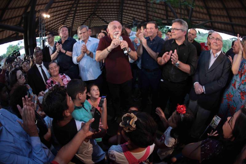 O Parque Estadual do Utinga (PEUt) o mais importante espaço de preservação e estudo da biodiversidade dentro da Região Metropolitana de Belém será reaberto à população a partir desta sexta,16, a partir das 16h30, com apresentações artísticas, com o Boi Veludinho, crianças do Pro Paz e a premiada Orquestra Sinfônica do Theatro da Paz. A apresentação será em um espaço ao ar livre e não será necessária a retirada de ingressos, por esse motivo, a recomendação é que o público chegue cedo, porque a entrada será fechada quando o espaço estiver lotado.
FOTO: MÁCIO FERREIRA / AG PARÁ
DATA: 16.03.2018
BELÉM - PARÁ <div class='credito_fotos'>Foto: MÁCIO FERREIRA/ AG. PARÁ | <a href='/midias/2018/originais/01cb22cf-07a8-4dce-bbd0-123a2c4928e6.jpg' download><i class='fa-solid fa-download'></i> Download</a></div>