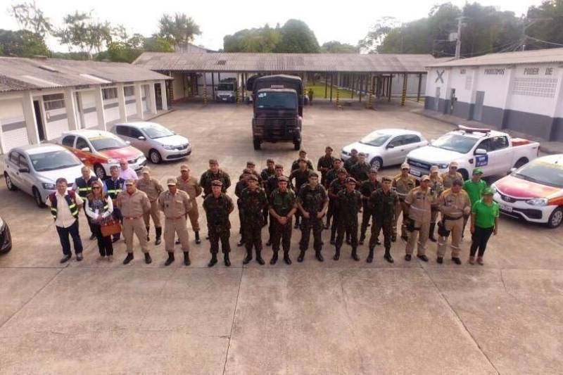 Uma operação conjunta de fiscalização, realizada na terça-feira (20), batizada de “Casco Duro”, vistoriou lojas que comercializam veículos com blindagem em Belém. A operação já foi realizada em quatro estados, com o objetivo de controlar o comércio de veículos blindados, evitando que os mesmos sejam utilizados por pessoas envolvidas com a criminalidade. A fiscalização foi realizada pelo Exército brasileiro, Secretaria da Fazenda, Sefa; Corpo de Bombeiros; Semob; Detran; Polícias Civil e Militar.
FOTO: ASCOM SEFA
DATA: 21.11.2018
BELÉM - PARÁ <div class='credito_fotos'>Foto: Ascom Sefa | <a href='/midias/2018/originais/01ce1fc5-ba31-4b46-b30e-898c025b0415.jpg' download><i class='fa-solid fa-download'></i> Download</a></div>