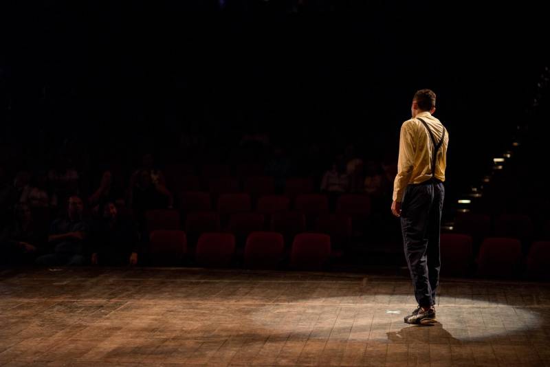 João*, de 17 anos, é natural de Bragança, nordeste do Pará. Há sete meses cumpre medida socioeducativa em uma unidade de internação do Estado após cometer um ato infracional no município onde reside. Mas na manhã desta terça-feira (5), em Belém, pôde vivenciar uma experiência inédita: participou de um espetáculo de teatro (foto) diante de dezenas de pessoas que se reuniram no Teatro Margarida Schivasappa, ao lado de outros 30 adolescentes e jovens privados de liberdade. Uma iniciativa pioneira no país que busca promover a ressocialização por meio da arte, fruto das atividades e oficinas pedagógicas realizadas dentro de espaços gerenciados pela Fundação de Atendimento Socioeducativo do Pará (Fasepa). “Eu nunca tinha vindo em um teatro e isso ficará marcado em mim”, disse o socioeducando. Tímido, ele revelou a vontade de deixar para trás os erros cometidos e seguir um futuro completamente novo, com os primeiros passos sendo dados hoje. “Isso despertou algo dentro de mim, pensar na minha vida e em sair do mundo das drogas. Quem sabe me tornar um ator?” divagou.

FOTO: FERNANDO SETTE / ASCOM IOE
DATA: 05.06.2018
BELÉM - PARÁ <div class='credito_fotos'>Foto: FERNANDO SETTE CÂMARA / ASCOM IOE   |   <a href='/midias/2018/originais/01d10c2c-8c03-4fab-8955-4552ab5c8269.jpg' download><i class='fa-solid fa-download'></i> Download</a></div>
