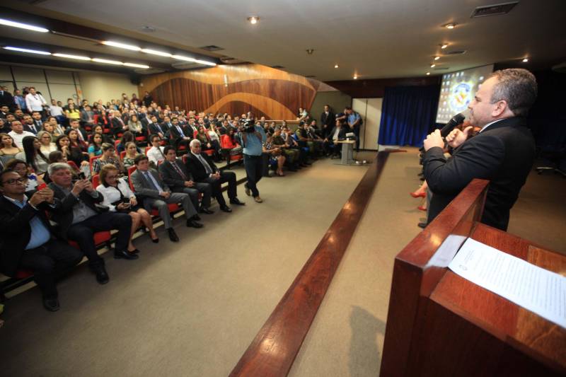 “Hoje finalizamos todas as etapas do concurso público, mas começamos uma outra, que é o trabalho efetivo dos novos policiais que irão reforçar a segurança pública em todo o Estado”, destacou o delegado geral da Polícia Civil, Rilmar Firmino, durante a posse dos 141 novos integrantes da corporação aprovados para o cargo de delegado. A cerimônia ocorreu na noite desta terça-feira (27), no auditório A da Delegacia-Geral, em Belém, e contou com a presença do governador Simão Jatene. O governador parabenizou a todos pela aprovação e pela escolha de um cargo público tão importante que é o de proteger a população. “Vocês não estão sozinhos. A responsabilidade é grande e os desafios são maiores ainda, mas estamos trabalhando para que, juntos, possamos fazer uma polícia melhor e assim prestar um melhor serviço à população”, disse Simão Jatene.
FOTO: MÁCIO FERREIRA / AG. PARÁ
DATA: 27.03.2018
BELÉM - PARÁ <div class='credito_fotos'>Foto: MÁCIO FERREIRA/ AG. PARÁ | <a href='/midias/2018/originais/01d507dc-7298-4ff9-99f3-6e6e16ebf502.jpg' download><i class='fa-solid fa-download'></i> Download</a></div>