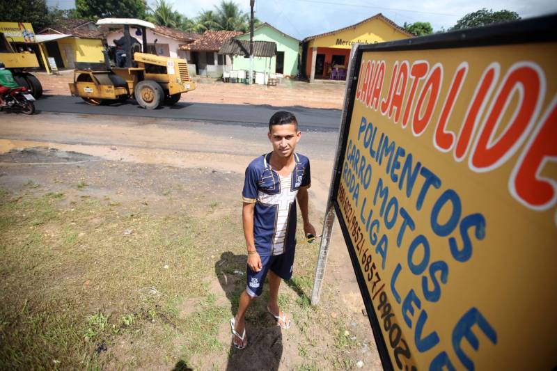 O pescador Antônio Soares dos Santos, 57 anos, mora a margem da PA 458 que liga o município de Bragança a vila de pescadores de Ajuruteua, no nordeste do estado, e é neste local que ele também comercializa os peixes que pesca e para vendê-los depende da movimentação de pessoas que trafegam por esta importante via da região. Para beneficiar pessoas como o pescador que o Governo do Estado está pavimentando a PA 458. Ao todo são 35,5 quilômetros de revitalização com investimento de R$ 16.954.905,09. Entre os benefícios desta obra está o desenvolvimento do turismo na região, o escoamento de produção de pesca (caranguejo, peixes e camarão) e a segurança dos usuários da rodovia. Ajuruteua é um dos mais importantes destinos turístico na região. Na foto, o jovem comerciante Ackson Oliveira, 18 anos.
FOTO: THIAGO GOMES / AG. PARÁ
DATA: 06.04.2018
BRAGANÇA - PARÁ <div class='credito_fotos'>Foto: Thiago Gomes /Ag. Pará | <a href='/midias/2018/originais/01dae48b-aaca-400a-859a-319811d43107.jpg' download><i class='fa-solid fa-download'></i> Download</a></div>