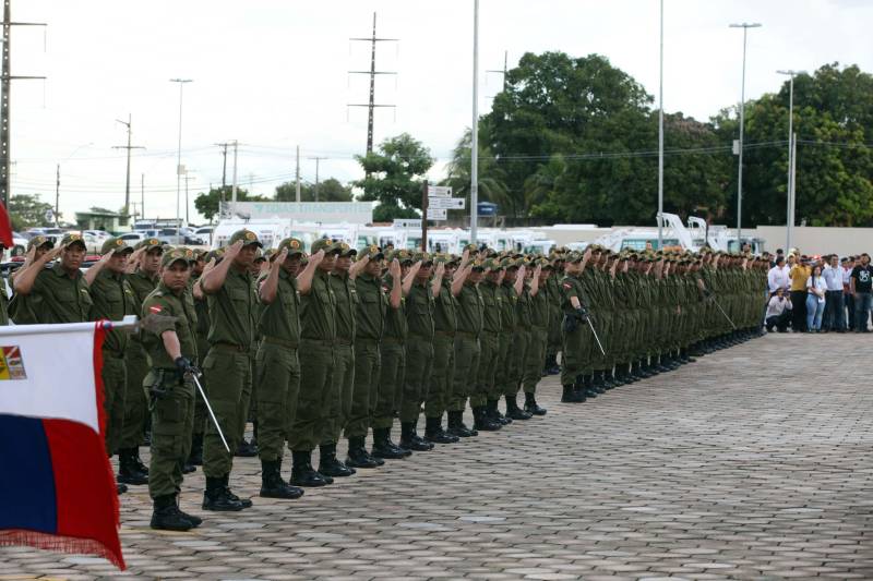 O Governador do Estado, Simão Jatene, também entregou para a região mais de 90 viaturas (foto) , 65 caminhonetes e 27 carros utilitários (pálios weekend), com destaque para duas da patrulha rural e uma para ronda escolar específica para Marabá. O Secretário de Estado de Segurança Pública, Luiz Fernandes, ressaltou que os veículos vão substituir a frota nas regiões sul e sudeste. “Surgiu uma demanda do policiamento rural, e já uma semana depois, por determinação do governador, já trouxemos as viaturas e já temos o policiamento disponível para fazer esse patrulhamento, que vai iniciar na região sudeste, mas se estenderá para a região sul e nordeste do estado. Hoje estamos substituindo toda a frota de veículos da região sul e sudeste, além disso o governador determinou onde tiver policiamento vai ter uma viatura, e já foi apresentado para a região os novos policiais que tomaram posse, nós não temos mais nenhum município sem delegado”, pontuou. Outras conquistas citada pelo Secretário da SEGUP foi o aumento do Núcleo de Apoio à Investigação e a criação de um conselho regional para acompanhar as ações de segurança pública.
FOTO: SIDNEY OLIVEIRA / AG. PARÁ
DATA: 06.04.2018
MARABÁ - PARÁ <div class='credito_fotos'>Foto: Sidney Oliveira/Ag. Pará | <a href='/midias/2018/originais/01dcf1cd-a22b-417d-8a2c-a8a6a0ff6188.jpg' download><i class='fa-solid fa-download'></i> Download</a></div>