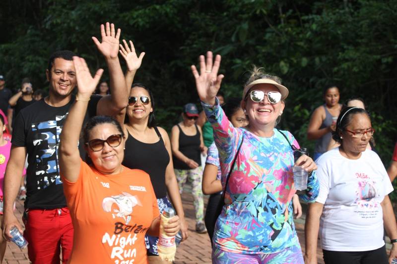 Uma reabertura feita a milhares de mãos. A fita inaugural colocada no inicio da trilha principal do Parque do Utinga foi rompida por mais de cinco mil pessoas ansiosas pelo inicio da caminhada, marcando o segundo dia da programação de reabertura do mais novo espaço paraense de lazer e interatividade com a natureza.
FOTO: SIDNEY OLIVEIRA / AG. PARÁ
DATA: 17.03.2018
BELÉM - PARÁ <div class='credito_fotos'>Foto: Sidney Oliveira/Ag. Pará | <a href='/midias/2018/originais/01e2427e-ac09-4b0a-ad21-6dfab0c5b96e.jpg' download><i class='fa-solid fa-download'></i> Download</a></div>