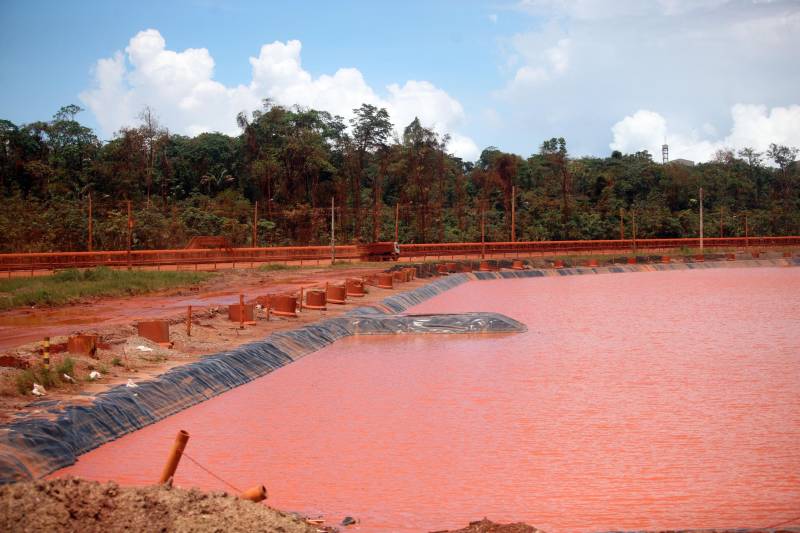 Por conta do não cumprimento do prazo de 48 horas dado pelo Governo do Estado para que a Hydro (foto) reduzisse os níveis das bacias de resíduos ao nível de pelo menos um metro, a Secretaria de Meio Ambiente e Sustentabilidade (Semas) notifica a empresa, na manhã desta terça-feira (27), com a determinação de que reduza a produção da refinaria em 50%. A Semas também triplicará a multa definida anteriormente, cumprindo a legislação ambiental em vigor, chegando a cerca de R$ 1 milhão por dia de descumprimento (300 mil Unidades de Padrão Fiscal). A empresa informou formalmente que reduziu os índices, mas não integralmente no total determinado de um metro. A determinação de redução emitida pela Semas reforça ainda que devem ser mantidos e ampliados os esforços para tratamento dos efluentes e de redução dos níveis das bacias. As equipes da Semas permanecem em campo 24 horas, trabalhando em conjunto com a Defesa Civil e outros órgãos, monitorando a situação.
FOTO: IGOR BRANDÃO / AG. PARÁ
DATA: 24.02.2018
BARCARENA - PARÁ <div class='credito_fotos'>Foto: IGOR BRANDÃO / AG. PARÁ | <a href='/midias/2018/originais/01ecf8b7-6220-491a-be6c-db498f4341ff.jpg' download><i class='fa-solid fa-download'></i> Download</a></div>