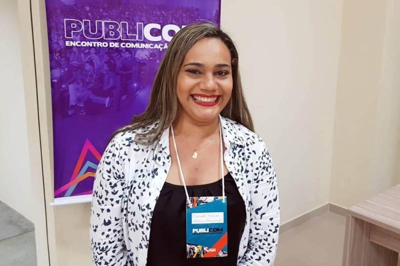 “Receber o Publicom foi um presente”. Foi assim que a jornalista Elizabeth Ribeiro (foto), que trabalha em uma empresa de publicidade em Marabá definiu o Encontro de Comunicação do Pará. “Nós, comunicadores, quando queremos buscar qualificação, sempre temos que sair de Marabá. O nosso mercado na oferta de cursos e palestras ainda é muito carente, por isso esse momento foi de um aprendizado tamanho”, destacou. O Publicom em Marabá, que teve mais de 300 inscrições, chegou ao fim nesta sexta-feira, 23, com um ciclo de palestras. A primeira “Novo Jornalismo e as Fakes News – A Credibilidade em Pauta” foi mediada pelo secretário de Comunicação do Estado, Daniel Nardin. O assunto foi debatido pela jornalista, apresentadora da TV Cultura do Pará e professora da Universidade da Amazônia, Renata Ferreira, pelo jornalista José Eduardo Ferreira do Vale, do Blog Zé Dudu de Parauapebas, e pelo jornalista especializado em Jornalismo Investigativo, Ulisses Pompeu.
FOTO: KÉLIA SANTOS / ASCOM CRGSP
DATA: 23.03.2018
MARABÁ - PARÁ <div class='credito_fotos'>Foto: KÉLIA SANTOS / ASCOM CRGSP | <a href='/midias/2018/originais/01ee7f77-11df-449c-aa5a-23659dd5b9cc.jpg' download><i class='fa-solid fa-download'></i> Download</a></div>
