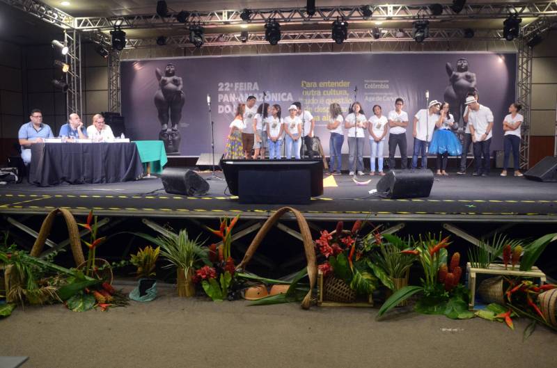 Promover a leitura e incentivar a pesquisa literária de autores paraenses é a proposta da Gincana Literária, que integra a programação da 22ª Feira Pan-Amazônica do Livro. Alunos da Unidade Seduc na Escola (USE) 13 participaram, nesta terça-feira (5), da ação educativa realizada no auditório Benedito Monteiro, no Hangar Convenções e Feiras da Amazônia. Estudantes das escolas estaduais Antônio Gondin Lins, Lucy Corrêa Araújo e Dom Alberto Gaudêncio, integrantes da USE 13, que abrange escolas de Ananindeua, pesquisaram a vida e obra do poeta e escritor paraense Antônio Juraci Siqueira. "Eu ainda não conhecia a obra do Juraci Siqueira e foi muito interessante pesquisar o trabalho dele. Nossa equipe se dedicou muito e estamos felizes em participar da gincana", comenta Letice Caroline Silva, 15 anos, aluna do 2º ano do ensino médio, da Escola Estadual Dom Alberto Gaudêncio, do bairro Curuçambá.  

FOTO: RAI PONTES / ASCOM SEDUC
DATA: 05.06.2018
BELÉM - PARÁ <div class='credito_fotos'>Foto: Rai Pontes/Ascom Seduc   |   <a href='/midias/2018/originais/01ee91a3-a7aa-4f5d-9735-97b9ccb509d8.jpg' download><i class='fa-solid fa-download'></i> Download</a></div>