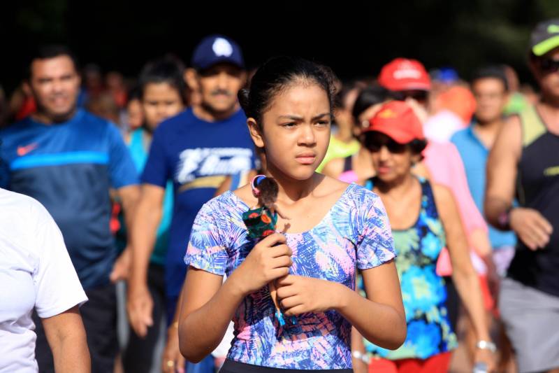 Uma reabertura feita a milhares de mãos. A fita inaugural colocada no inicio da trilha principal do Parque do Utinga foi rompida por mais de cinco mil pessoas ansiosas pelo inicio da caminhada, marcando o segundo dia da programação de reabertura do mais novo espaço paraense de lazer e interatividade com a natureza.
FOTO: MÁCIO FERREIRA / AG. PARÁ
DATA: 17.03.2018
BELÉM - PARÁ <div class='credito_fotos'>Foto: MÁCIO FERREIRA/ AG. PARÁ | <a href='/midias/2018/originais/01f32265-43c6-468d-9c03-8e860ca05912.jpg' download><i class='fa-solid fa-download'></i> Download</a></div>
