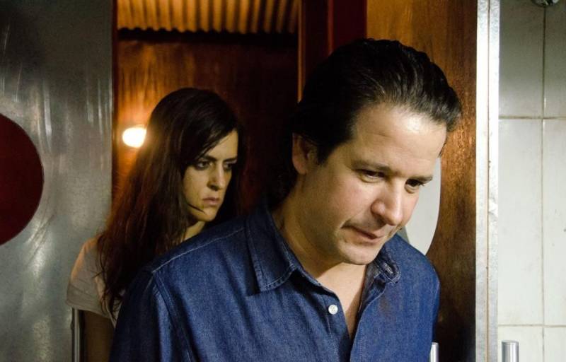 O Cine Líbero Luxardo, da Fundação Cultural do Pará (FCP), terá sessões extras do suspense brasileiro “O Animal Cordial” (foto), de Gabriela Amaral Almeida. As exibições serão nos dias 01, 02, 03, 04, 06 e 07 de novembro, sempre às 16h. A obra é um filme de terror que não é apenas entretenimento, pois também aborda assuntos comuns à realidade do Brasil. Inácio é o dono de um restaurante de classe média, por ele gerenciado com mão de ferro. Tal postura gera atritos com os funcionários, em especial com o cozinheiro Djair. Quando o estabelecimento é assaltado por Magno e Nuno, Inácio e a garçonete Sara precisam encontrar meios para controlar a situação e lidar com os clientes que ainda estão na casa: o solitário Amadeu e o casal endinheirado Bruno e Verônica.
FOTO: DIVULGAÇÃO
DATA: 31.10.2018
BELÉM - PARÁ <div class='credito_fotos'>Foto: Divulgação | <a href='/midias/2018/originais/01f40ebd-7103-42c8-bc50-08a820ef11a3.jpg' download><i class='fa-solid fa-download'></i> Download</a></div>