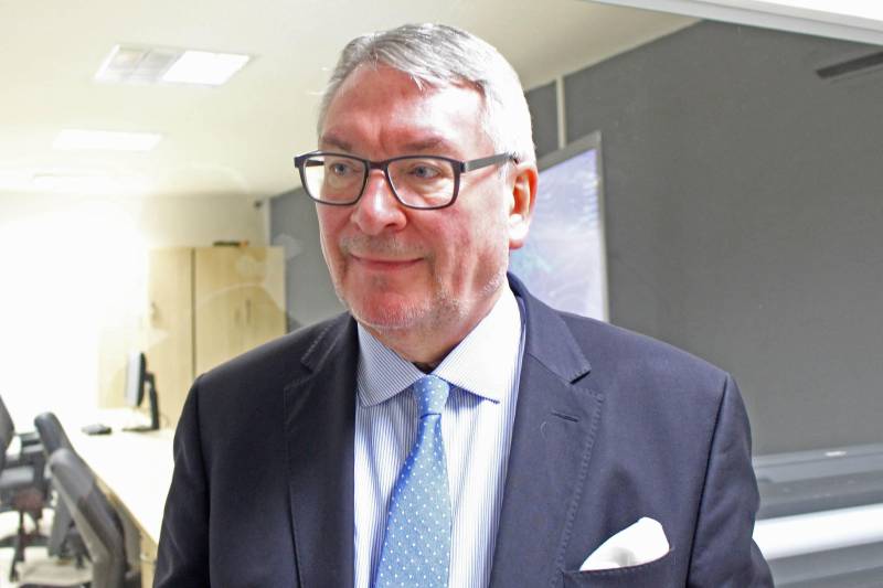 Para estreitar as relações entre o Brasil e a Bélgica, o embaixador belga Dirck Loncke (foto) está no Pará e, na manhã desta quarta-feira (25), conheceu o Centro de Monitoramento Ambiental (Cimam) da Secretaria de Estado de Meio Ambiente e Sustentabilidade (Semas) do Estado do Pará. O embaixador veio acompanhado pelos adidos de Economia e Comércio das regiões de Flandres, Yves Lapère, Stefano Di Lusignano e André Villers. Além deles, o ministro conselheiro Hendrik Roggen, a conselheira da região de Valã, Maria Laura Maron-Pot e a coordenadora de Relações Internacionais do Governo do Pará, Larissa Chermont. Durante a visita, na sala de reuniões do Cimam, técnicos apresentaram o funcionamento do sistema de alerta do desmatamento. O diretor de Tecnologia da Informação, Cássio Rodrigues esclareceu detalhadamente a Agenda Verde do site da secretaria. Já a diretora de gestão florestal, Gabriela Rodrigues expôs e explicou o funcionamento das guias florestais e o gerente de monitoramento ambiental, Rodolfo Gadelha elucidou a Lista do Desmatamento Ilegal (LDI) do Estado do Pará.
FOTO: ASCOM / SEMAS
DATA: 25.04.2018
BELÉM - PARÁ <div class='credito_fotos'>Foto: ASCOM SEMAS | <a href='/midias/2018/originais/01fb60d1-a109-4666-a033-0540f4b66d15.jpg' download><i class='fa-solid fa-download'></i> Download</a></div>
