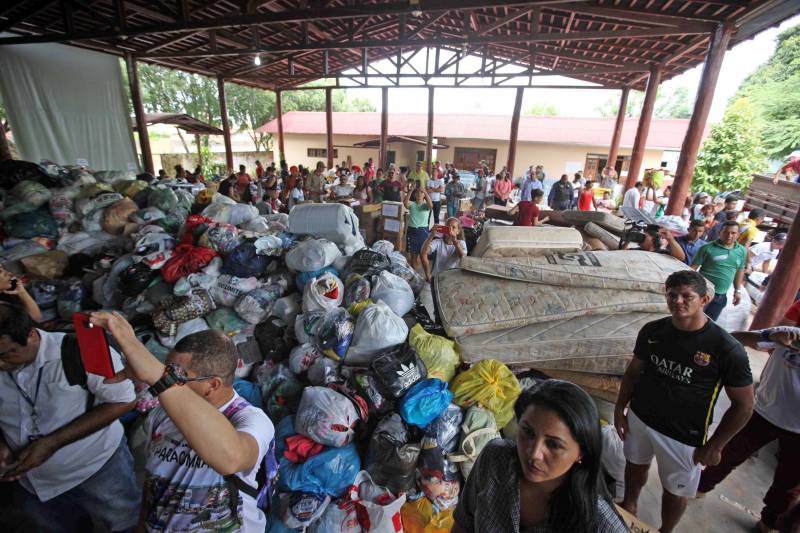 O Governador do Pará, Simão Jatene, esteve durante esta sexta-feira (13) no município de Paragominas. Além de visitar as áreas afetadas pela enxurrada que ocorreu na madrugada da quinta-feira (12), ele conversou com moradores atingidos, reuniu com autoridades municipais, secretários de estado, com o Corpo de Bombeiros e a Defesa Civil para traçar as metas e ações a serem cumpridas para restabelecer a normalidade na cidade. A forte enxurrada, que durou toda a madrugada, alagou cerca de 40% da cidade e atingiu 350 famílias. Até o momento, 13 locais foram adequados para funcionar como abrigo, entre escolas, associações, ginásios, entre outros, para receber desabrigados e desalojados. Na foto, distribuição das doações para as vítimas da enchente no município.

FOTO: SIDNEY OLIVEIRA / AG. PARÁ
DATA: 13.04.2018
PARAGOMINAS - PARÁ <div class='credito_fotos'>Foto: Sidney Oliveira/Ag. Pará   |   <a href='/midias/2018/originais/020473cd-93cd-4121-9432-820ce92bf33c.jpg' download><i class='fa-solid fa-download'></i> Download</a></div>