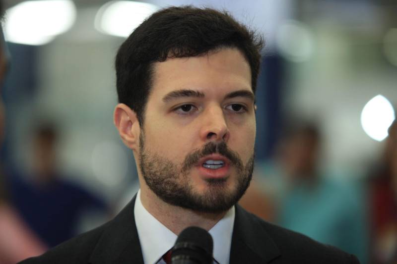 A abertura da Feira Pará Negócios 2018, nesta quinta-feira (22), no Hangar Convenções e Feiras da Amazônia, em Belém, foi marcada pela assinatura de um protocolo de intenções entre a Secretaria de Desenvolvimento Econômico, Mineração e Energia (Sedeme), Companhia de Desenvolvimento Econômico do Pará (Codec) e a empresa ZSun Energy que prevê investimentos na ordem de R$12 milhões de reais para a região do município de Paragominas, sudeste do estado, com a chegada de uma indústria de placas de energia solar no município a partir do ano que vem. Na foto, Alex Moreira, secretário adjunto da Sedeme.

FOTO: MÁCIO FERREIRA / AG. PARÁ
DATA: 22.11.2018
BELÉM - PARÁ <div class='credito_fotos'>Foto: MÁCIO FERREIRA/ AG. PARÁ   |   <a href='/midias/2018/originais/0211cc6d-bf44-4eff-b543-a0b12a6589ca.jpg' download><i class='fa-solid fa-download'></i> Download</a></div>