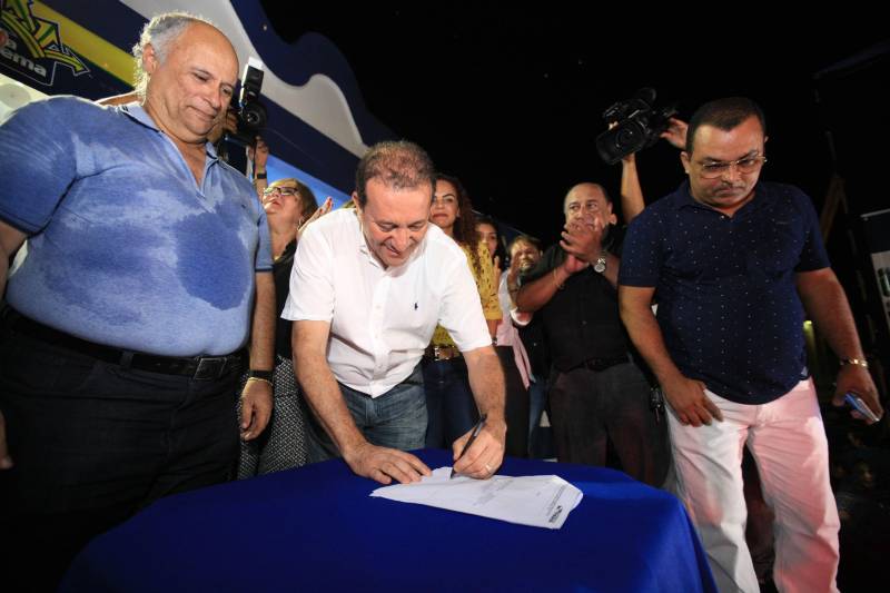 O Governo do Pará garante mais investimentos em segurança, infraestrutura e regularização fundiária ao município de Capanema, no nordeste paraense. Na noite desta segunda-feira (4) foram entregues novas viaturas para a Polícia Militar e assinados convênios e ordens de serviço para novas obras na cidade. Na oportunidade também foi assinada a ordem de serviço (foto) para pavimentação asfáltica de 8 quilômetros de vias, dentro do programa Asfalto na Cidade, totalizando mais de R$ 3 milhões, além do convênio para a reforma do Complexo Rodoviário e construção do shopping popular com 73 pontos de venda.

FOTO: MÁCIO FERREIRA / AG. PARÁ
DATA: 04.06.2018
CAPANEMA - PARÁ <div class='credito_fotos'>Foto: MÁCIO FERREIRA/ AG. PARÁ   |   <a href='/midias/2018/originais/0213216f-d926-47ff-9b39-5b6840d7d61d.jpg' download><i class='fa-solid fa-download'></i> Download</a></div>