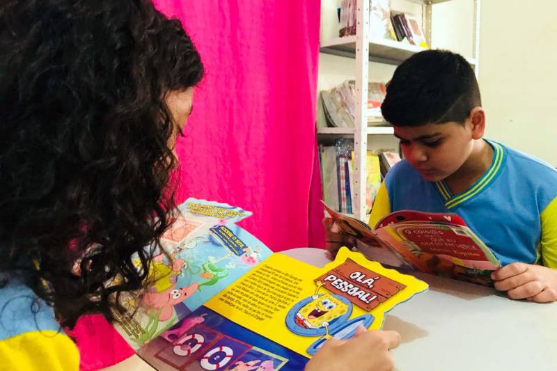 As salas de aula da Escola Municipal de Ensino Fundamental João Nunes de Souza, em Ananindeua, estavam todas decoradas com trabalhos criados pelos alunos em alusão ao Dia da Escola, que se comemora nesta quinta-feira, 15. Como presente especial, o projeto Livro Solidário entregou um acervo de 350 livros que serão usados em atividades de incentivo à leitura com os cerca de 290 estudantes da instituição. Na foto, o estudante André Isaac Araújo, 10 anos.
FOTO: ASCOM IOEPA
DATA: 15.03.2018
ANANINDEUA - PARÁ <div class='credito_fotos'>Foto: RONALDO QUADROS / ASCOM IOEPA | <a href='/midias/2018/originais/02182fdd-c80f-4e08-8eb5-ee7163995828.jpg' download><i class='fa-solid fa-download'></i> Download</a></div>