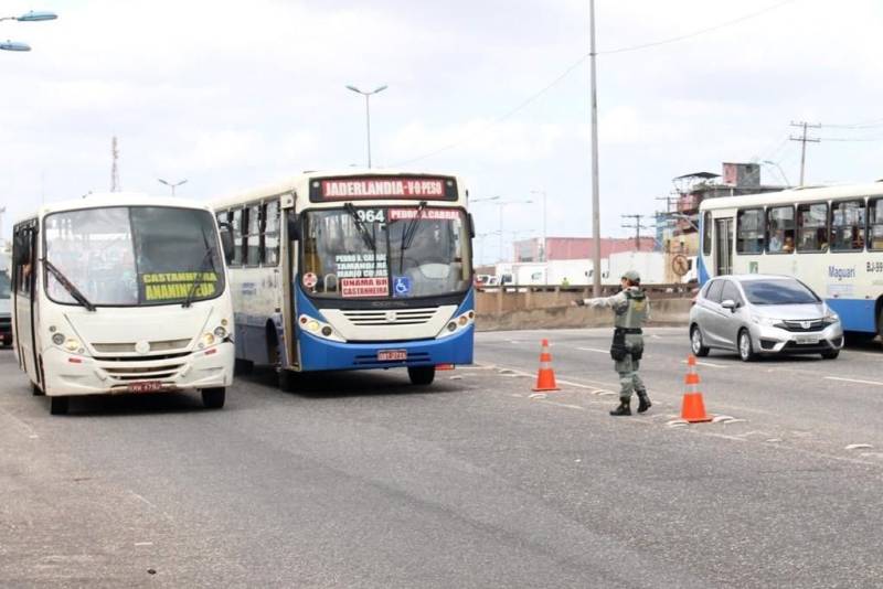 A partir desta quinta-feira (01), cerca de 15 agentes de fiscalização do Departamento de Trânsito do Estado estarão responsáveis pelo controle do fluxo de toda a extensão do quilômetro 0 ao 18 da BR 316. A concessão da via feita pelo Governo Federal ao Estado abrange três municípios: Belém, Ananindeua e Marituba.
FOTO: ASCOM DETRAN
DATA: 01.11.2018
ANANINDEUA - PARÁ <div class='credito_fotos'>Foto: ASCOM DETRAN | <a href='/midias/2018/originais/021a20f7-dfac-4109-8af7-38fbcb972ce7.jpg' download><i class='fa-solid fa-download'></i> Download</a></div>