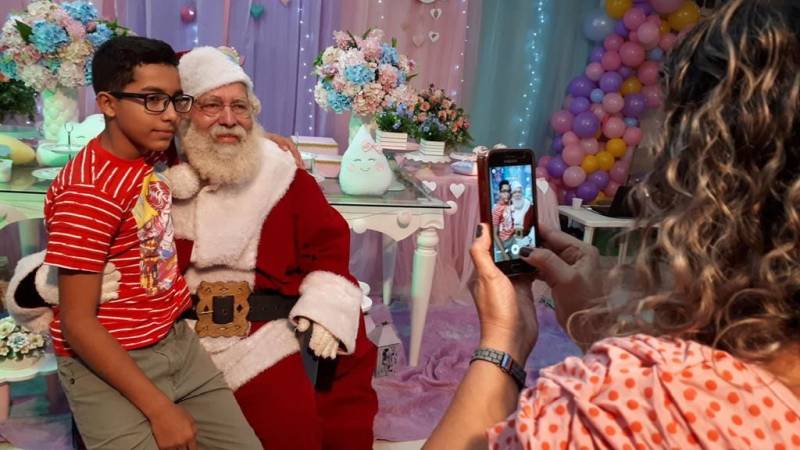 Cerca de 60 crianças (foto) com doenças hematológicas e que fazem acompanhamento na Fundação Centro de Hemoterapia e Hematologia do Pará (Hemopa) tiveram uma quinta-feira especial. Com direito a muitas brincadeiras, animação, Papai Noel e presentes, elas participaram de uma Festa de Natal em um parque infantil. A ação é resultado do trabalho de humanização da Fundação e tudo, do espaço aos presentes, foi fruto do voluntariado.

FOTO: ASCOM / HEMOPA
DATA: 20.12.2018
BELÉM - PARÁ <div class='credito_fotos'>Foto: Ascom Hemopa   |   <a href='/midias/2018/originais/021cccd3-9e92-4a1b-9489-1a70c6b36d9b.jpg' download><i class='fa-solid fa-download'></i> Download</a></div>