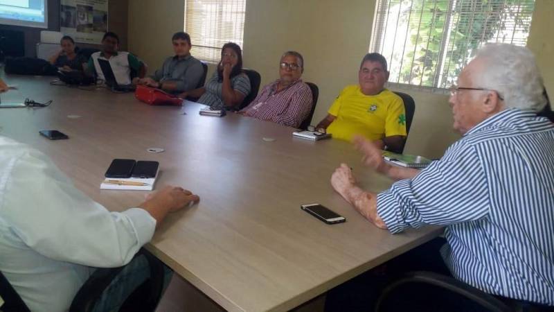 O presidente da Empresa de Assistência Técnica e Extensão Rural do Estado do Pará (Emater-Pará), Daniel Lopes, reuniu (foto) ontem (14), no escritório central, diretores e técnicos de diversas áreas para discutir ações referentes às parcerias com a Agência Nacional de Assistência Técnica e Extensão Rural (Anater), que contemplam a operacionalização do Projeto Piloto integrante do novo Pacto Nacional de Ater, que tem o objetivo de fortalecer os serviços de Assistência Técnica e Extensão Rural (Ater), atendendo mil famílias beneficiárias em 40 municípios e ainda a execução do programa Ater Mais Gestão. A reunião foi motivada pela apresentação de novidades ao coletivo no processo de execução do plano de trabalho do Projeto Piloto após sua estada em Brasília, no início da semana, quando buscou pela dinamização do setor e mais elementos para concretizar o fortalecimento e qualificação aos serviços de Ater no estado.
FOTO: ASCOM / EMATER
DATA: 16.06.2018
<div class='credito_fotos'>Foto: ASCOM EMATER | <a href='/midias/2018/originais/0231254b-b5c7-4639-9b9f-886497fe63a6.jpg' download><i class='fa-solid fa-download'></i> Download</a></div>