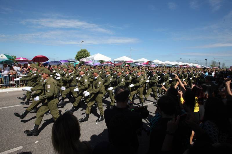 A cerimônia de formatura dos novos praças da Polícia Militar ocorreu na manhã desta segunda-feira (9), simultaneamente, em Belém e outros seis municípios paraenses: Santa Izabel, Castanhal, Barcarena, Capanema, Bragança e Tucuruí. Em Parauapebas, Marabá, Breves, Soure e Conceição do Araguaia, a formatura será celebrada na quinta-feira, dia 12. Na sexta-feira, dia 13, é a vez de Santarém, Altamira, Paragominas e Itaituba. O governador Simão Jatene presidiu a cerimônia de formatura no Portal da Amazônia, bairro da Cidade Velha, em Belém. Milhares de familiares dos formandos lotaram o espaço para entregar aos novos policiais militares seus diplomas de conclusão de curso.
FOTO: SIDNEY OLIVEIRA / AG. PARÁ
DATA: 09.07.2018
BELÉM - PARÁ <div class='credito_fotos'>Foto: Sidney Oliveira/Ag. Pará | <a href='/midias/2018/originais/02368e8b-4b27-412b-959b-b0ca6f02e5eb.jpg' download><i class='fa-solid fa-download'></i> Download</a></div>