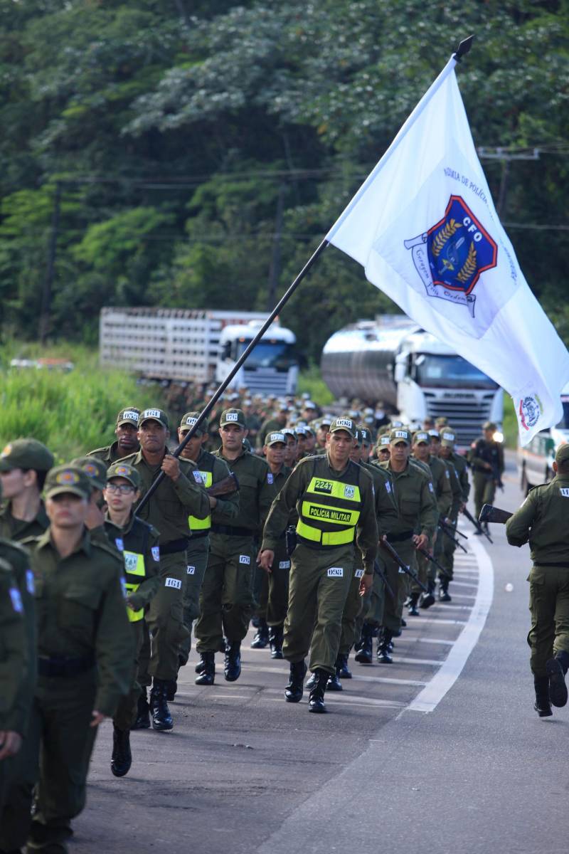 Cerca de 2.400 policiais militares que estão em processo de formação por meio dos Cursos de Formação de Praças (CFP), de Oficiais (CFO), de Habilitação de Oficiais (CHO) e de Adaptação de Oficiais (CHO). Durante a caminhada (foto), a Academia de Polícia Militar “Cel Fontoura” executou a primeira marcha administrativa para exercitar os pelotões do Curso de Formação de Oficiais (CFO) e do Curso de Adaptação de Oficiais da PMPA (CADO) nos deslocamentos a pé por longos percursos. A caminhada de 10 Km contou com a participação de 183 alunos da Academia de Polícia Militar.
FOTO: MÁCIO FERREIRA / AG. PARÁ
DATA: 15.02.2018
MARITUBA - PARÁ <div class='credito_fotos'>Foto: MÁCIO FERREIRA/ AG. PARÁ | <a href='/midias/2018/originais/02432f3c-d09d-4c7b-bb55-c2a0f82eef52.jpg' download><i class='fa-solid fa-download'></i> Download</a></div>