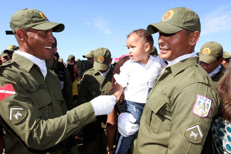 A cerimônia de formatura dos novos praças da Polícia Militar ocorreu na manhã desta segunda-feira (9), simultaneamente, em Belém e outros seis municípios paraenses: Santa Izabel, Castanhal, Barcarena, Capanema, Bragança e Tucuruí. Em Parauapebas, Marabá, Breves, Soure e Conceição do Araguaia, a formatura será celebrada na quinta-feira, dia 12. Na sexta-feira, dia 13, é a vez de Santarém, Altamira, Paragominas e Itaituba. O governador Simão Jatene presidiu a cerimônia de formatura no Portal da Amazônia, bairro da Cidade Velha, em Belém. Milhares de familiares dos formandos lotaram o espaço para entregar aos novos policiais militares seus diplomas de conclusão de curso.
FOTO: CRISTINO MARTINS / AG. PARÁ
DATA: 09.07.2018
BELÉM - PARÁ <div class='credito_fotos'>Foto: Cristino Martins/Ag. Pará | <a href='/midias/2018/originais/02443015-47dd-4de3-b1b0-9167e84e0567.jpg' download><i class='fa-solid fa-download'></i> Download</a></div>
