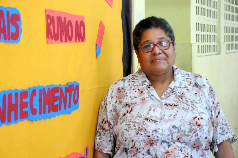 A Secretaria Estadual de Educação (Seduc) entregou, na manhã desta quarta-feira (16), 530 carteiras em Belém e Altamira. Foram novas entregas de um lote de 20 mil unidades que a Seduc adquiriu no início do ano. Desde março, já foram entregues mais de 15 mil carteiras. Nesta quarta-feira foram beneficiadas, em Belém, as escolas “Alexandre Zacarias de Assunção”; “XV de Outubro” e o Centro Comunitário “Bira Barbosa”; cada uma recebeu 40 unidades. As outras escolas atendidas na capital foram “Paes de Carvalho, “David Salomão Mufarrej”, “Santa Maria de Belém”; “Pedro Amazonas Pedroso” e a “Professora Anésia”; que juntas receberam 210 carteiras. Na Escola Paes de Carvalho, no bairro da Campina, onde estudam dois mil alunos, a diretora Amália Cavalcante recebeu os equipamentos. Ela disse que as novas carteiras contribuem para o melhor funcionamento da escola, garantindo mais conforto aos alunos. Para melhorar o grau de conservação do mobiliário da escola, a unidade de ensino desenvolve uma campanha de conscientização do uso e preservação do patrimônio público. Na foto, a diretora da escola Paes de Carvalho, Amália Cavalcante.
FOTO: FERNANDO NOBRE / ASCOM SEDUC
DATA: 16.05.2018
BELÉM - PARÁ <div class='credito_fotos'>Foto: FERNANDO NOBRE/ASCOM SEDUC | <a href='/midias/2018/originais/0248bb80-f879-4d0d-863b-b367b50cc99a.jpg' download><i class='fa-solid fa-download'></i> Download</a></div>