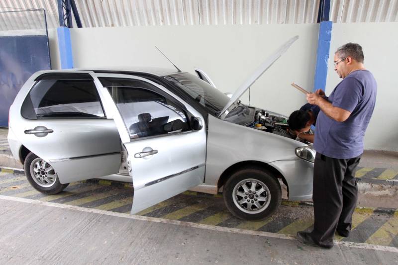 Em 2018, o Centro de Perícias Científicas (CPC) Renato Chaves celebra a segunda parceria com a Polícia Internacional. Dessa vez, o intercâmbio foi fechado com a Polícia Francesa, na manhã desta segunda-feira (23), com a abertura da Semana de Intercâmbio de Investigação Criminal: Brasil x França - O Local de Homicídio em Evidência, no auditório do CPC. Durante a semana, os peritos ampliarão seus conhecimentos sobre as técnicas, protocolos e tecnologias utilizadas na França. Policiais civis e militares também participam da qualificação. O intercâmbio está sendo organizado pela Direção Geral do CPC, por meio da Direção de Cooperação Internacional da Embaixada Francesa, sediada em Brasília. Dois agentes da Polícia do Brigade Criminelle e do Service Régionale d'Identité Judiciaire, com apoio do Ministério do Interior da França, participam da qualificação, que segue até a próxima sexta-feira (27) e será realizada na modalidade presencial, com aulas práticas e teóricas sobre as técnicas em local de crime. Na foto, perícia em veículos no CPC.
FOTO: CRISTINO MARTINS / AG. PARÁ
DATA: 23.04.2018
BELÉM - PARÁ <div class='credito_fotos'>Foto: Cristino Martins/Ag. Pará | <a href='/midias/2018/originais/025a2aa0-6dea-432b-86f3-7ee713bda7a0.jpg' download><i class='fa-solid fa-download'></i> Download</a></div>