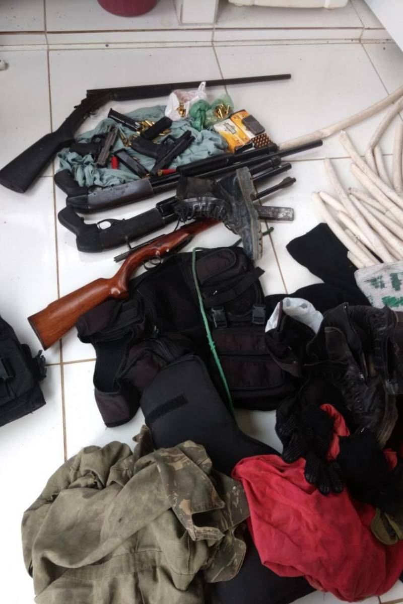 Uma ação integrada de policiais civis e militares evitou o assalto a uma agência bancária em São Félix do Xingu, município do sul do Pará. Seis homens foram presos em flagrante nesta quinta-feira (15), em uma casa na sede municipal, portando armamento, munição, coletes, máscaras e cerca de 30 quilos de dinamite. A operação policial começou por volta de 09 horas, após denúncia anônima recebida pela equipe de plantão da Delegacia de São Félix, sobre a presença de um grupo de criminosos na cidade, escondido em uma residência no Bairro Cai N'Água, que estaria planejando assaltar uma agência bancária.
FOTO: ASCOM / PCPA
DATA: 16.02.2018
SÃO FÉLIX DO XINGU - PARÁ <div class='credito_fotos'>Foto: ASCOM / PCPA | <a href='/midias/2018/originais/025f1864-11d7-4299-88c3-759a8936d1f7.jpg' download><i class='fa-solid fa-download'></i> Download</a></div>