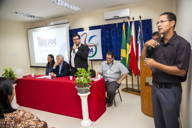 Posse de professores concursados na Uepa em Marabá, na tarde desta sexta-feira, 6, no auditório do bloco IV.
FOTO: NAILANA THIELY
DATA: 06.04.18
MARABÁ-PARÁ
<div class='credito_fotos'>Foto: Agência Pará | <a href='/midias/2018/originais/02615a8c-ebc5-436f-aa8b-2d1c8e93b257.jpg' download><i class='fa-solid fa-download'></i> Download</a></div>