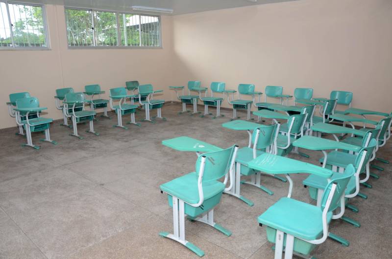 A Secretaria de Estado de Educação (Seduc), em parceria com a Secretaria Municipal de Educação de Belém (Semec), inaugurou nesta quarta-feira (19) um espaço dentro da Escola Estadual de Ensino Fundamental e Médio Marechal Cordeiro de Farias, na capital paraense, para escolarização de refugiados indígenas da etnia Warao, da Venezuela. Desde o início de 2018, as autoridades estaduais e municipais vêm desenvolvendo projetos para viabilizar o atendimento aos indígenas refugiados, incluindo ações na área de educação. Daí a criação de um espaço para atender todas as famílias Warao. A Semec será responsável pela educação infantil, que atenderá cerca de 80 crianças. A Seduc vai atender a Educação de Jovens e Adultos (EJA). Hoje, já estão matriculados 150 indígenas.

FOTO: FERNANDO NOBRE / ASCOM SEDUC
DATA: 19.12.2018
BELÉM - PARÁ <div class='credito_fotos'>Foto: FERNANDO NOBRE/ASCOM SEDUC   |   <a href='/midias/2018/originais/026edbac-97dd-4b2e-9da5-278c41add510.jpg' download><i class='fa-solid fa-download'></i> Download</a></div>