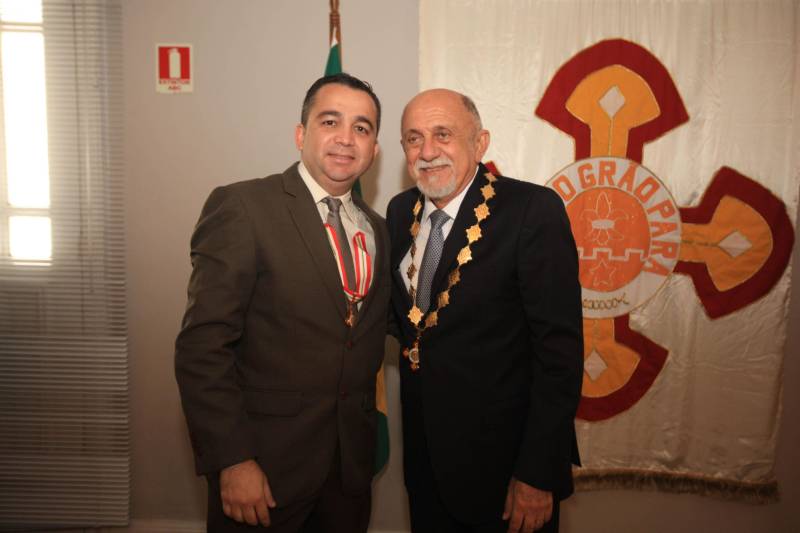 O Governo do Estado do Pará concedeu hoje 230 comendas do Mérito Grão-Pará (foto), a mais alta do Estado, a autoridades e servidores que se destacaram nos últimos oito anos de serviços prestados à população. “O ciclo que encerramos hoje não encerra nossa missão de servir ao público, porque uma vez servidores públicos, trabalhando em benefício da população, nunca mais deixamos de sê-lo, pois essa missão fica gravada em nossos corações”, disse o governador Simão Jatene aos agraciados. O governador entregou, pessoalmente, uma a uma as condecorações.  Das 230 medalhas, 14 foram no grau de Grande Oficial, 60 no grau de Comendador, 8 no grau de Oficial e 11 no grau de Cavaleiro aos servidores civis. Entre os militares, 4 receberam no grau de Comendador, 38 de Oficial e 109 no grau de Cavaleiro.

FOTO: CRISTINO MARTINS / AG. PARÁ
DATA: 31.12.2018
BELÉM - PARÁ <div class='credito_fotos'>Foto: Cristino Martins/Ag. Pará   |   <a href='/midias/2018/originais/02731f6d-7cc5-4db4-b63e-2e7f38beb11d.jpg' download><i class='fa-solid fa-download'></i> Download</a></div>