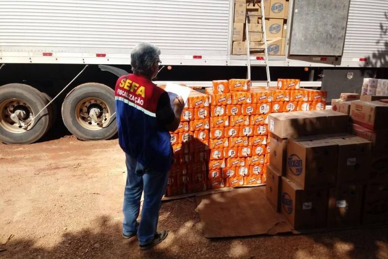 Dezoito mil latas de cerveja foram apreendidas no município de Marabá, neste domingo (11), durante operação da Secretaria de Estado da Fazenda (Sefa). A carga foi encontrada em um caminhão que saiu do estado de Goiás com destino ao município de Jacundá, na região Sudeste do Pará
FOTO: ASCOM SEFA
DATA: 11.03.2018
JACUNDÁ - PARÁ <div class='credito_fotos'>Foto: Ascom Sefa | <a href='/midias/2018/originais/0276559a-1b30-4a07-915e-9488f6db4e76.jpg' download><i class='fa-solid fa-download'></i> Download</a></div>