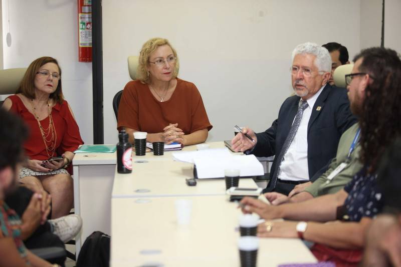 Representantes do Sindicato dos Trabalhadores em Educação Pública do Pará (Sintepp) e Sindicato dos Docentes da Universidade do Estado do Pará (Sinduepa) foram recebidos, nesta terça-feira, 29, na Secretaria de Estado de Administração (Sead), em reunião solicitada pelo próprio Sintepp para tratar sobre o piso salarial dos professores de 2018, concurso público e assuntos específicos da Secretaria de Estado de Educação (Seduc). Participaram da reunião a secretária de Administração, Alice Viana (vermelho); a secretária adjunta de Administração, Ruth Pina; e a secretaria adjunta de Gestão de Pessoas da Seduc, Dayse Ana Batista. "Reiteramos que o Pará é um dos poucos Estados que mesmo diante da crise econômica não parcelou ou atrasou nenhum pagamento dos servidores e que a remuneração do professor em início de carreira é maior que o piso nacional da categoria. O piso hoje está fixado em R$ 2.455,35, mas no estado o salário inicial chega a R$ 3.772,69. A remuneração média de um professor com 200 horas é de RS 4.834,94 – quase o dobro do piso nacional. Esse tema é o ponto principal em discussão judicial em andamento. Esse ponto já foi amplamente discutido e explicado para o sindicato", explicou a secretária Alice Viana.
FOTO: CARLOS SODRÉ / AG. PARÁ
DATA: 29.05.2018
BELÉM - PARÁ <div class='credito_fotos'>Foto: Carlos Sodré/Agência Pará | <a href='/midias/2018/originais/027d2349-7bb4-409d-93e0-c07c9e830eb5.jpg' download><i class='fa-solid fa-download'></i> Download</a></div>