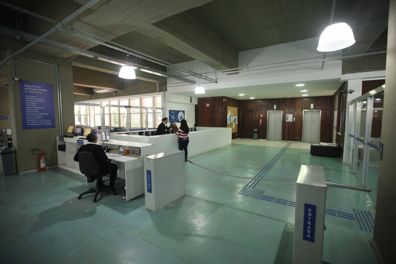 Ao entrar na Biblioteca Arthur Viana, localizada no Centro Cultural e Turístico Tancredo Neves (Centur), é possível visualizar e sentir as diferenças logo ao chegar. O espaço, que desde 2015 passava por reformas, está completamente pronto para sua reinauguração, que deve acontecer já na próxima semana. Iluminação adequada, climatização renovada, mudança de estantes e outros móveis que contribuíram para a ampliação do espaço, além de um verdadeiro upgrade em diversos espaços de convivência, serviços e estudos, trouxeram novos ares a centenária biblioteca.
FOTO: THIAGO GOMES / AG. PARÁ
DATA: 27.04.2018
BELÉM - PARÁ <div class='credito_fotos'>Foto: Thiago Gomes /Ag. Pará | <a href='/midias/2018/originais/027dc1ec-9670-4a7e-8faf-391cd2f4bdaa.jpg' download><i class='fa-solid fa-download'></i> Download</a></div>
