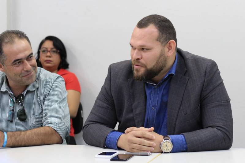 O superintendente do sistema penitenciário do Pará (Susipe), Michell Durans (na foto, esq.), assinou na manhã desta sexta-feira (21) um termo de cooperação técnica com o objetivo de executar ações conjuntas, voltadas ao desenvolvimento da produção, distribuição e consumo de frutas cítricas no Pará, com o uso da mão de obra carcerária na fazenda do Grupo Citropar Agropecuária, localizada no município de Capitão Poço, nordeste paraense. Além do Grupo Citropar, o termo foi assinado com a Secretaria de Estado de Desenvolvimento Agropecuário e da Pesca (Sedap), Agência de Defesa Agropecuária do Estado do Pará (Adepará), Superintendência Federal de Agricultura, Pecuária e Abastecimento no Estado do Pará (SFA/PA), Instituto Nacional de Metrologia (Inmet) e Serviço Nacional de Aprendizagem Rural (Senar).

FOTO: VELOSO JÚNIOR / ASCOM SUSIPE
DATA: 24.12.2018
BELÉM - PARÁ <div class='credito_fotos'>Foto: Veloso Junior / Ascom Susipe   |   <a href='/midias/2018/originais/02816238-06c2-44d2-87c5-52e6369e8e62.jpg' download><i class='fa-solid fa-download'></i> Download</a></div>