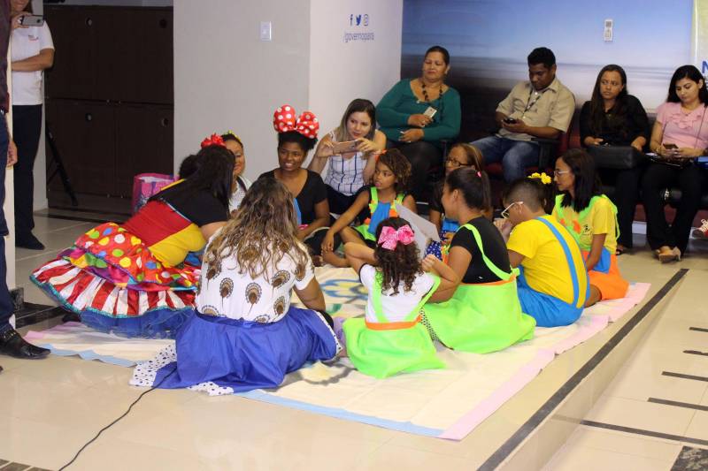 Possibilitar, por meio de atividades, metodologias e experiências, o acesso a conhecimentos capazes de fortalecer vínculos familiares e comunitários é o objetivo do Projeto Família e Cidadania: Viver é conviver, que na manhã desta terça-feira (27) promoveu mais um evento, destinado a integrantes de organizações da sociedade civil. 

FOTO: ASCOM NAC
DATA: 27.11.2018
BELÉM - PARÁ <div class='credito_fotos'>Foto: Ascom NAC   |   <a href='/midias/2018/originais/028677b2-0bb8-4022-b50d-b2aa3cf327b4.jpg' download><i class='fa-solid fa-download'></i> Download</a></div>