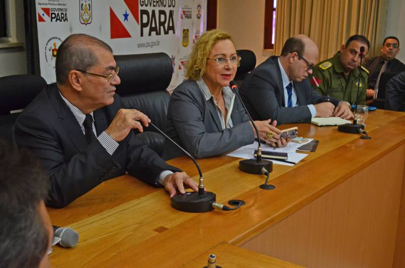 Para tratar sobre a data-base 2018 da categoria, na manhã desta quarta-feira (11) representantes dos sindicatos e associações da área de segurança foram recebidos pelo secretário de Estado de Segurança Pública e Defesa Social, Luiz Fernandes, pela secretária de Administração, Alice Viana (ao microfone), pelo procurador do Estado, Idemar Perachi, e pelo comandante-geral da Polícia Militar, Hilton Benigno. Alice Viana voltou a enfatizar que, mesmo diante da crise econômica que ainda afeta o País, o Governo do Pará reajustará em 3% os salários dos servidores ativos e inativos, incluindo os da área de segurança pública. Ela também informou que o valor do auxílio-alimentação será alterado somente para os praças da Polícia Militar e do Corpo de Bombeiros, que receberão um reajuste de R$ 200,00, passando o auxílio dos atuais R$ 700,00 para R$ 900,00, o que representa 28,5% de aumento em relação ao valor anterior.
FOTO: ELIELSON MODESTO / ASCOM SEGUP
DATA: 11.04.2018
BELÉM - PARÁ <div class='credito_fotos'>Foto: Elielson Modesto / Ascom Segup | <a href='/midias/2018/originais/02965336-067c-4116-972c-ccf26b52d0f3.jpg' download><i class='fa-solid fa-download'></i> Download</a></div>