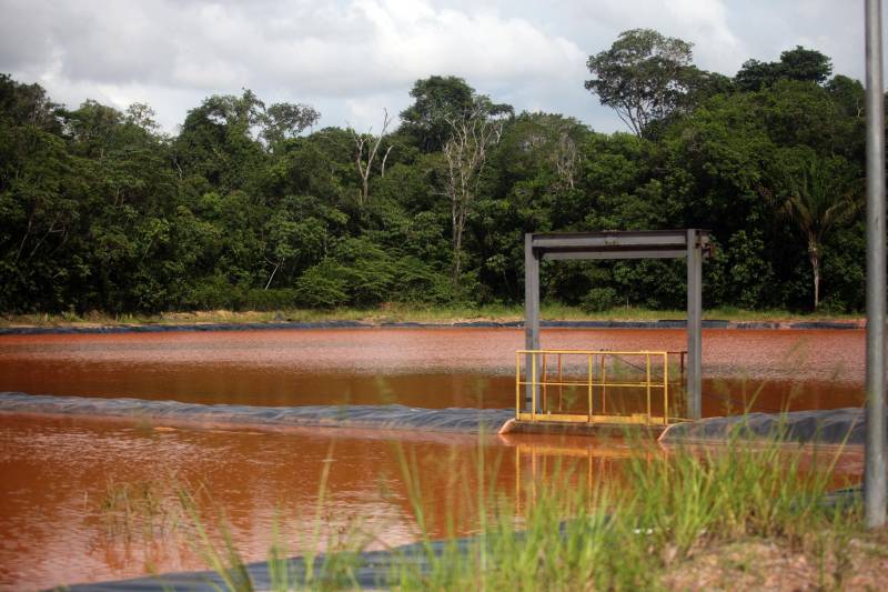 Por conta do não cumprimento do prazo de 48 horas dado pelo Governo do Estado para que a Hydro (foto) reduzisse os níveis das bacias de resíduos ao nível de pelo menos um metro, a Secretaria de Meio Ambiente e Sustentabilidade (Semas) notifica a empresa, na manhã desta terça-feira (27), com a determinação de que reduza a produção da refinaria em 50%. A Semas também triplicará a multa definida anteriormente, cumprindo a legislação ambiental em vigor, chegando a cerca de R$ 1 milhão por dia de descumprimento (300 mil Unidades de Padrão Fiscal). A empresa informou formalmente que reduziu os índices, mas não integralmente no total determinado de um metro. A determinação de redução emitida pela Semas reforça ainda que devem ser mantidos e ampliados os esforços para tratamento dos efluentes e de redução dos níveis das bacias. As equipes da Semas permanecem em campo 24 horas, trabalhando em conjunto com a Defesa Civil e outros órgãos, monitorando a situação.
FOTO: IGOR BRANDÃO / AG. PARÁ
DATA: 24.02.2018
BARCARENA - PARÁ <div class='credito_fotos'>Foto: IGOR BRANDÃO / AG. PARÁ | <a href='/midias/2018/originais/029b3b6b-42ef-4609-acbe-1f3c3e484ba1.jpg' download><i class='fa-solid fa-download'></i> Download</a></div>