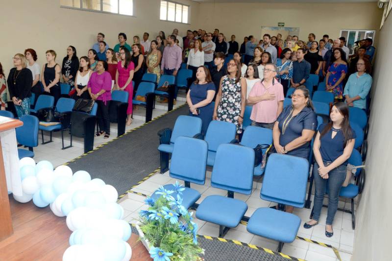 Em 2015, a Secretaria de Estado de Educação (Seduc) criou o Centro de Formação dos Profissionais da Educação Básica do Estado do Pará (CEFOR), com a perspetiva de apropriação das metodologias formativas e de transferência de tecnologia. Nesta segunda-feira (3), o Centro comemorou (foto) os quatro anos de criação durante cerimônia realizada no Instituto de Educação Estadual do Pará (IEEP), prédio histórico que abriga o CEFOR. Participaram da ocasião professores, formadores, a secretária de Educação do Estado, Ana Cláudia Serruya Hage e o secretário Adjunto de Ensino, José Roberto da Silva.

 FOTO: RAI PONTES / ASCOM SEDUC
DATA: 04.12.2018
BELÉM - PARÁ <div class='credito_fotos'>Foto: Rai Pontes/Ascom Seduc   |   <a href='/midias/2018/originais/029c6aa9-ed12-4491-9908-2190b0e93cee.jpg' download><i class='fa-solid fa-download'></i> Download</a></div>