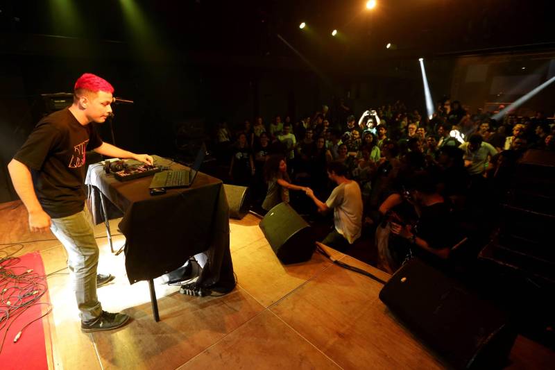 Uma noite de sons, ritmos e emoções. Assim pode ser definido o show da Mostra Protótipo, realizado na noite desta quinta-feira (21) no Teatro Universitário Cláudio Barradas, em Belém. Os artistas da Orquestra Pau e Cordista, Azul Dossel, A Troca, DK, Inesita, Tula Tânia, Caruana, Gael Conhece o Mar, Pelé do Manifesto e Everton MC, e Toni Link (foto) levantaram o público do teatro com as 10 músicas selecionadas pela Cultura Rede de Comunicação no projeto.
FOTO: CAMILA LIMA / PORTAL CULTURA
DATA: 21.06.2018
BELÉM - PARÁ <div class='credito_fotos'>Foto: CAMILA LIMA / PORTAL CULTURA | <a href='/midias/2018/originais/02a69b4a-a485-4ce0-a0b6-f94ba6ae4395.jpg' download><i class='fa-solid fa-download'></i> Download</a></div>