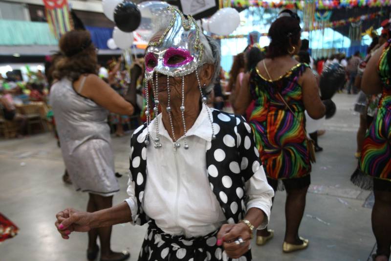 Mais de quatro mil idosos caíram na folia na tarde desta quarta-feira (7), durante o 18° Baile Carnavalesco da Melhor Idade, do projeto Vida Ativa, executado pela Secretaria de estado de Esporte e Lazer (Seel). Uma das grandes atrações foi o concurso que escolheu a “Rainha das Rainhas” da terceira idade, título que este ano ficou com a candidata Lindaura Cardoso, de 63 anos.
FOTO: CARLOS SODRÉ / AG. PARÁ
DATA: 07.02.2018
BELÉM - PARÁ <div class='credito_fotos'>Foto: CARLOS SODRÉ / AG. PARÁ | <a href='/midias/2018/originais/02a78d7d-da9d-4646-bf71-a20ebe11d883.jpg' download><i class='fa-solid fa-download'></i> Download</a></div>