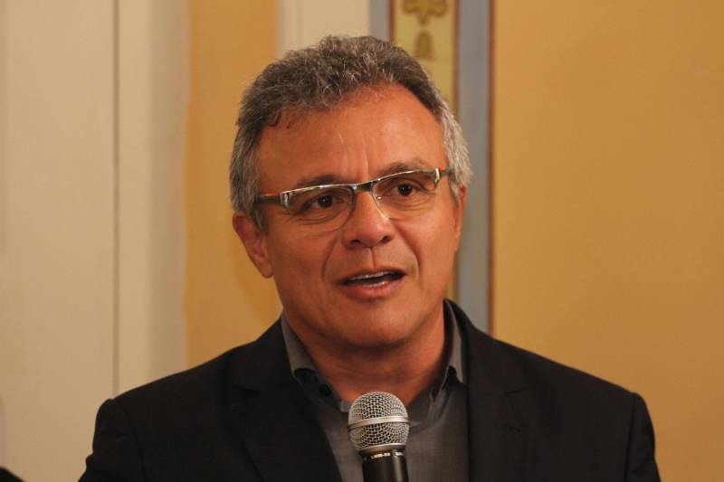 “Que esse espaço seja marcado pela neutralidade, não pela indiferença, mas por abrigar todas as diferenças”. Com essa frase, o governador Simão Jatene inaugurou nesta quinta-feira, 20, o Escritório Compartilhado da Agência das Nações Unidas (ONU) no Estado do Pará, o primeiro no Norte do País, o terceiro em território nacional. “Que as decisões tomadas aqui, a partir de Belém, de forma democrática, alcancem toda a cidade, ultrapassem os limites do estado e depois o mundo”, disse o governador. O Escritório Compartilhado da Agência das Nações Unidas (ONU) no Estado do Pará está abrigado em um prédio cedido pelo Governo do Estado, na Avenida Nazaré, no centro de Belém. Nele, funcionarão inicialmente os escritórios de representação do Programa das Nações Unidas para o Desenvolvimento (Pnud) e do Fundo das Nações Unidas para a Infância (Unicef). Na foto, o prefeito de Belém, Zenaldo Coutinho.

FOTO: CRISTINO MARTINS / AG. PARÁ
DATA: 20.12.2018
BELÉM - PARÁ <div class='credito_fotos'>Foto: Cristino Martins/Ag. Pará   |   <a href='/midias/2018/originais/02acb213-e7e3-4cc3-9206-1272af43f9e4.jpg' download><i class='fa-solid fa-download'></i> Download</a></div>