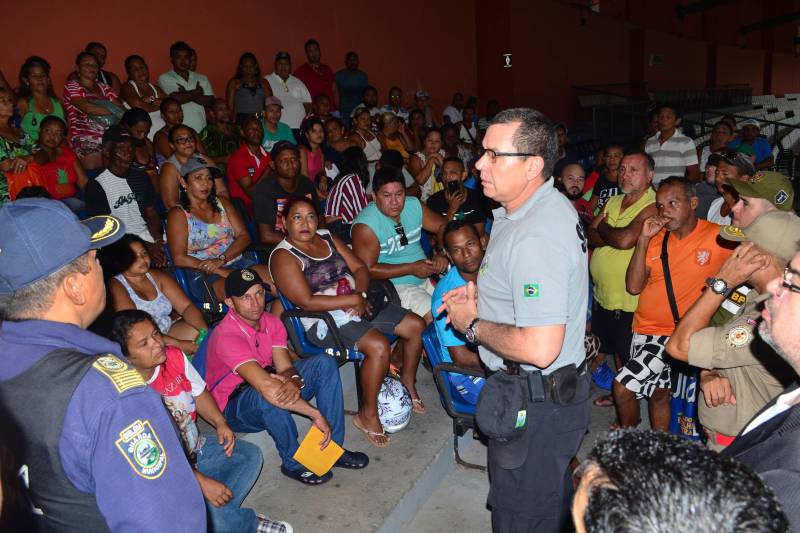 Associação dos Ambulantes da área Interna e Externa do Mangueirão que estiveram reunidos com representantes dos órgãos da Secretaria de Estado de Segurança Pública e Defesa Social (Segup) para avaliar as medidas realizadas durante a Operação Mangueirão e fazer os ajustes necessários. O encontro ocorreu nesta quinta-feira, 5, no Estádio Olímpico do Pará. Na foto, o secretário adjunto de Gestão Operacional da Segup, coronel André Cunha.
FOTO: ELIELSON MODESTO / ASCOM SEGUP
DATA: 05.04.2018
BELÉM - PARÁ <div class='credito_fotos'>Foto: Elielson Modesto / Ascom Segup | <a href='/midias/2018/originais/02b22eac-caac-440b-baa7-f5d3a370e557.jpg' download><i class='fa-solid fa-download'></i> Download</a></div>