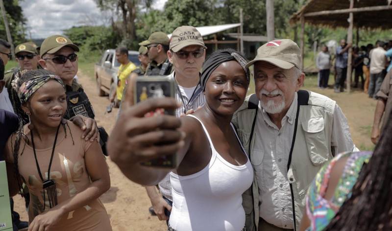 O título coletivo ratifica que 225 mil hectares de terra pertencem às 145 famílias remanescentes de quilombos que vivem em Cachoeira Porteira. A titulação ocorreu pela desafetação de parte das florestas estaduais (flotas) de Trombetas e Faro, aprovada pela Assembleia Legislativa do Pará e decretada pelo governador Simão Jatene (foto).
FOTO: MÁRCIO NAGANO / SECOM
DATA: 03.03.2018
ORIXIMINÁ - PARÁ <div class='credito_fotos'>Foto: MÁRCIO NAGANO / SECOM | <a href='/midias/2018/originais/02b2fdd8-4025-45ac-aeed-f2aa869e3f5f.jpg' download><i class='fa-solid fa-download'></i> Download</a></div>