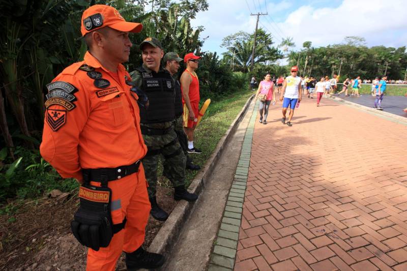 Uma reabertura feita a milhares de mãos. A fita inaugural colocada no inicio da trilha principal do Parque do Utinga foi rompida por mais de cinco mil pessoas ansiosas pelo inicio da caminhada, marcando o segundo dia da programação de reabertura do mais novo espaço paraense de lazer e interatividade com a natureza.
FOTO: MÁCIO FERREIRA / AG. PARÁ
DATA: 17.03.2018
BELÉM - PARÁ <div class='credito_fotos'>Foto: MÁCIO FERREIRA/ AG. PARÁ | <a href='/midias/2018/originais/02b6e4b8-feeb-416d-ae26-2c79177f5447.jpg' download><i class='fa-solid fa-download'></i> Download</a></div>