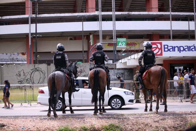 O Clube do Remo venceu o Paysandu por 2 a 1 na tarde deste domingo, partida realizada no Estádio Mangueirão, e largou na frente pelo título do Campeonato Paraense de 2018. Na foto, policiamento faz a segurança da partida.
FOTO: THIAGO GOMES / AG. PARÁ
DATA: 01.04.2018
BELÉM - PARÁ <div class='credito_fotos'>Foto: Thiago Gomes /Ag. Pará | <a href='/midias/2018/originais/02b93322-d778-49f0-ab45-7d20175d5cb6.jpg' download><i class='fa-solid fa-download'></i> Download</a></div>