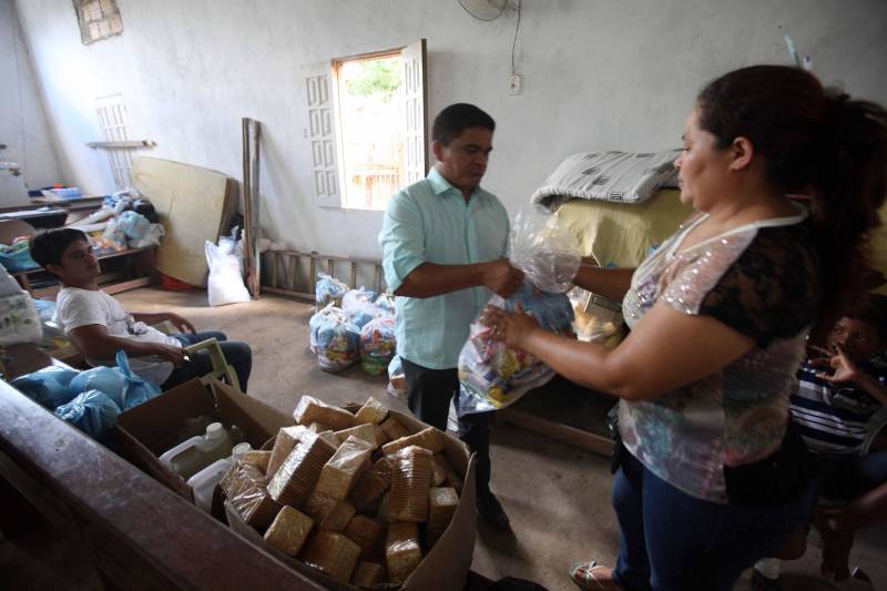 Passados dois dias da enxurrada que destruiu casas e obrigou pessoas a saírem de seus locais de moradia em Paragominas, Governo do Estado e Prefeitura continuam os trabalhos para atender as famílias afetadas, reconstruir o que ficou destruído e restabelecer a situação de normalidade no município. Desde a manhã da última quinta-feira (12), equipes da Defesa Civil intensificam as ações nos bairros atingidos.
FOTO: SIDNEY OLIVEIRA / AG. PARÁ
DATA: 14.04.2018
PARAGOMINAS - PARÁ <div class='credito_fotos'>Foto: Sidney Oliveira/Ag. Pará | <a href='/midias/2018/originais/02bd0fc9-aa73-40f9-bcd0-4cc5d4249177.jpg' download><i class='fa-solid fa-download'></i> Download</a></div>