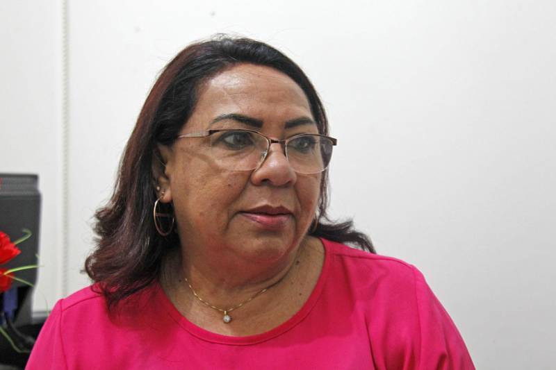 O detento Gerson Teixeira, de 31 anos, sempre se interessou pela música, mas fora do presídio nunca teve oportunidade de fazer um curso de violão. “Eu não tinha condições que comprar um violão e nem de pagar um curso, tenho família para sustentar e as minhas prioridades eram outras. Eu precisava pensar que primeiro tinha que colocar comida na mesa. Nem imaginava que aqui dentro do presídio eu ia realizar meu sonho, estou muito feliz e pretendo me dedicar às aulas”, disse o interno. Gerson é um dos 40 detentos que vão participar do projeto “Sala de Cordas”, que iniciou hoje na Central de Triagem Metropolitana III (CTM III) que fica dentro do Complexo Penitenciário de Santa Izabel. O projeto foi uma iniciativa da coordenadora pedagógica da unidade prisional, Suely Carvalho, que juntamente com a Coordenadoria de Educação Prisional da Superintendência do Sistema Penitenciário do Estado (Susipe), foram em busca de uma parceria com a Fundação Cultural do Pará que doou 20 violões para que o curso pudesse ser ministrado dentro do presídio. Na foto, a defensora pública Eliana Vasconcelos.
FOTO: AKIRA ONUMA / ASCOM SUSIPE
DATA: 04.04.2018
BELÉM - PARÁ <div class='credito_fotos'>Foto: Akira Onuma / Ascom Susipe | <a href='/midias/2018/originais/02c413f9-56fd-49e7-b281-37522d076361.jpg' download><i class='fa-solid fa-download'></i> Download</a></div>