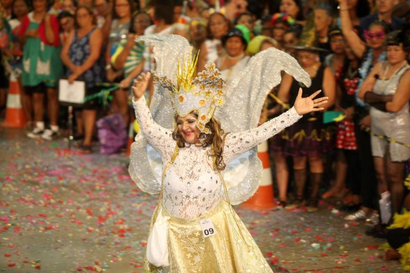 Mais de quatro mil idosos caíram na folia na tarde desta quarta-feira (7), durante o 18° Baile Carnavalesco da Melhor Idade, do projeto Vida Ativa, executado pela Secretaria de estado de Esporte e Lazer (Seel). Uma das grandes atrações foi o concurso que escolheu a “Rainha das Rainhas” da terceira idade, título que este ano ficou com a candidata Lindaura Cardoso, de 63 anos.
FOTO: CARLOS SODRÉ / AG. PARÁ
DATA: 07.02.2018
BELÉM - PARÁ <div class='credito_fotos'>Foto: CARLOS SODRÉ / AG. PARÁ | <a href='/midias/2018/originais/02c47a8a-98e3-4010-87f0-213bd575203f.jpg' download><i class='fa-solid fa-download'></i> Download</a></div>