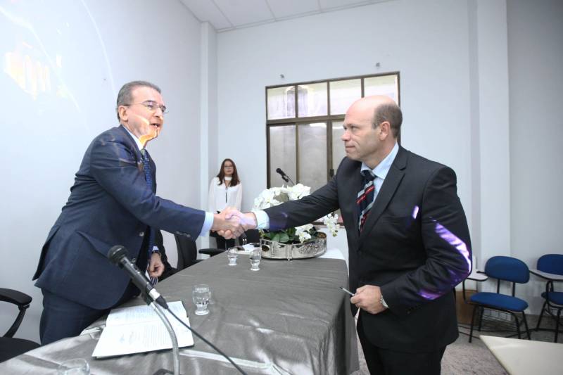 O procurador-geral do Estado, Ophir Cavalcante Junior, deu posse, na tarde da última segunda-feira (26), a seis novos procuradores do Estado, aprovados no 20º concurso público da Procuradoria Geral do Estado (PGE). O evento ocorreu no auditório do prédio-sede da instituição, em Batista Campos, Belém. Foram empossados Idemar Cordeiro Peracchi (foto), Edson dos Santos Matoso, Ducival Carvalho Pereira Júnior, Giulliane Pinheiro Corrêa de Lima, Jobson de Oliveira Pereira e Arthur Marcel Batista Gomes. A cerimônia teve a presença do procurador-geral adjunto, Henrique Nobre Reis, do corregedor-geral da PGE, Paulo de Tarso Dias Klautau Filho, do presidente da Associação dos Procuradores do Estado, Ary Lima Cavalcanti, e de diversos procuradores do Estado, familiares e amigos dos empossados.
FOTO: THIAGO GOMES / AG. PARÁ
DATA: 27.03.2018
BELÉM - PARÁ <div class='credito_fotos'>Foto: Thiago Gomes /Ag. Pará | <a href='/midias/2018/originais/02c81160-e3d8-47f5-b5cc-47e057ad3064.jpg' download><i class='fa-solid fa-download'></i> Download</a></div>